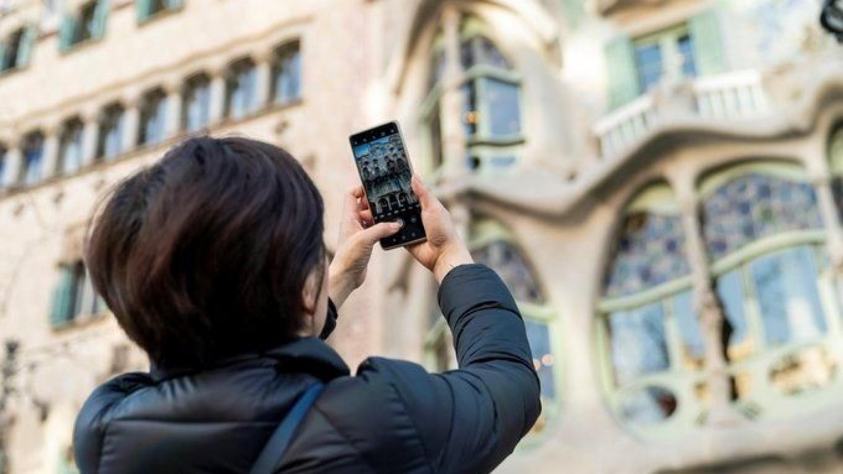 Un turista fotografiando la Casa Batlló de Barcelona / EUROPA PRESS