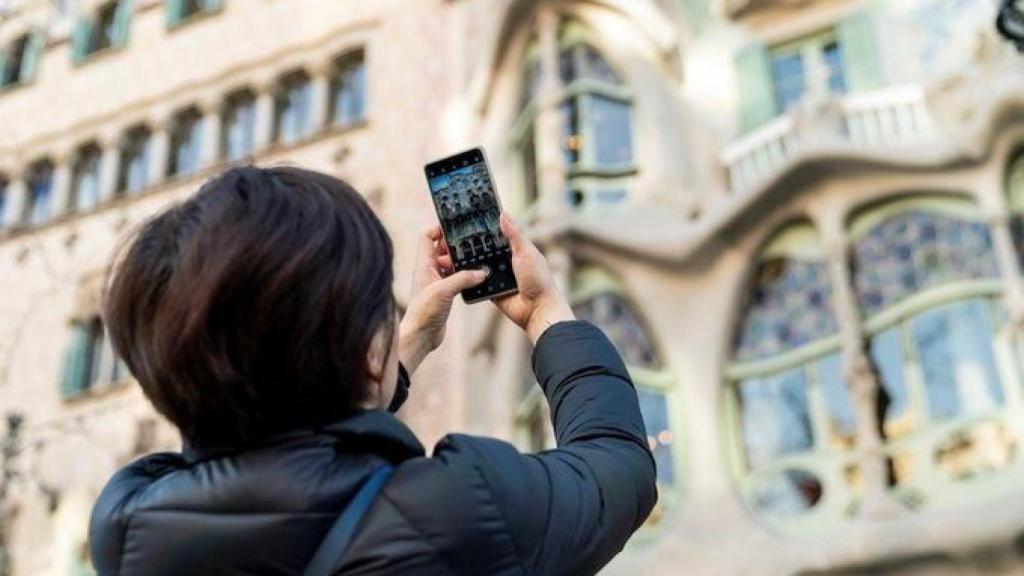 Un turista fotografiando la Casa Batlló de Barcelona / EUROPA PRESS