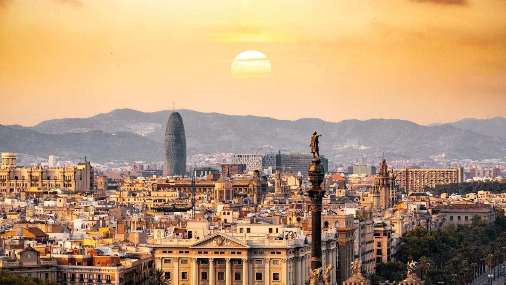 Panorámica de Barcelona con la estatua de Colón y la torre Glòries de fondo