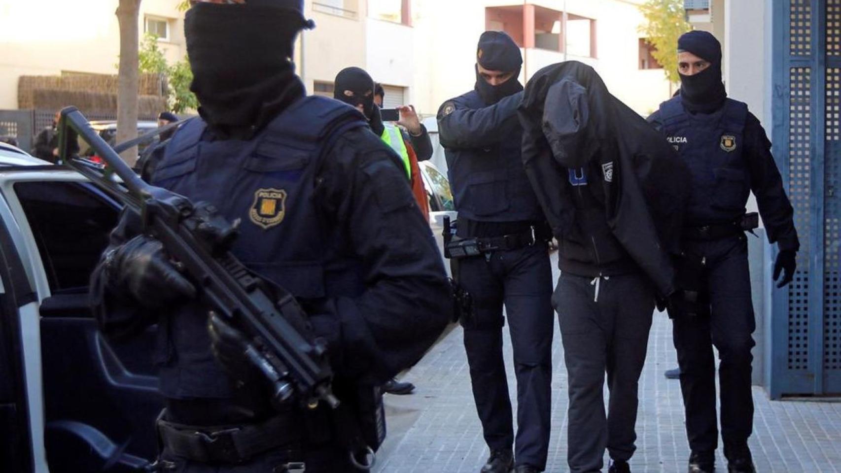 Agentes de los Mossos d'Esquadra con un detenido / EFE