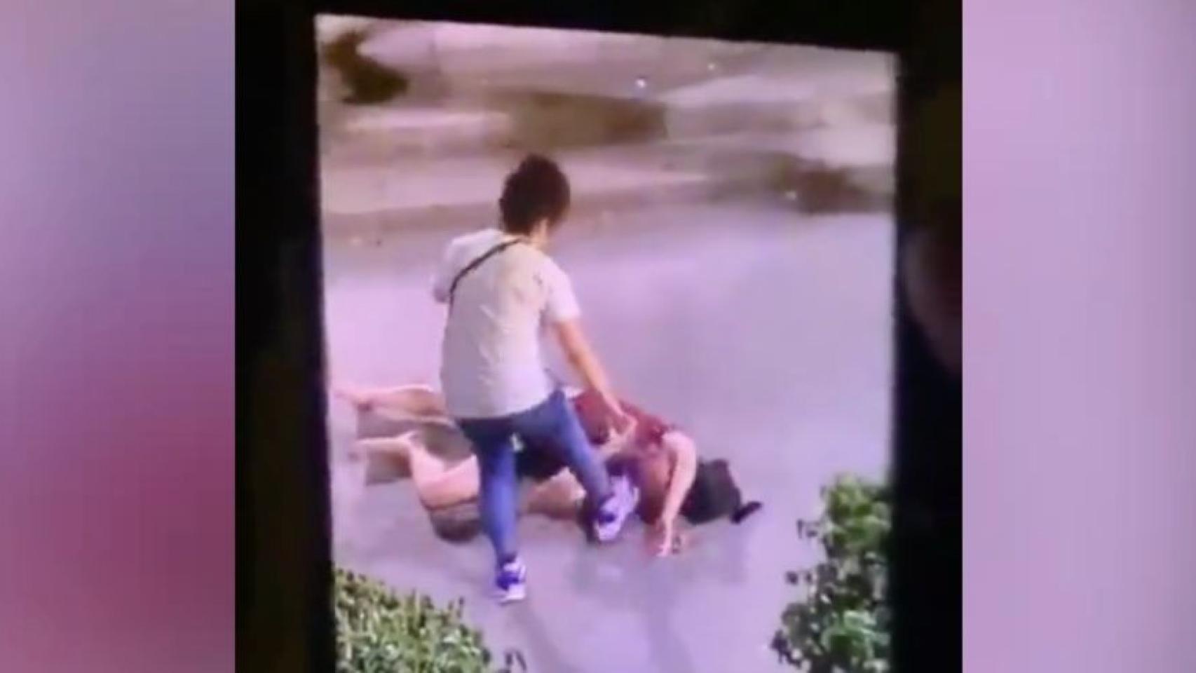 Paliza de una mujer a un hombre en L'Hospitalet / @PATY