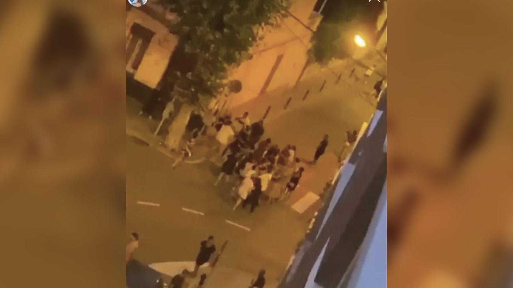 Captura de pantalla de la pelea callejera ante los juzgados de Badalona / METRÓPOLI ABIERTA