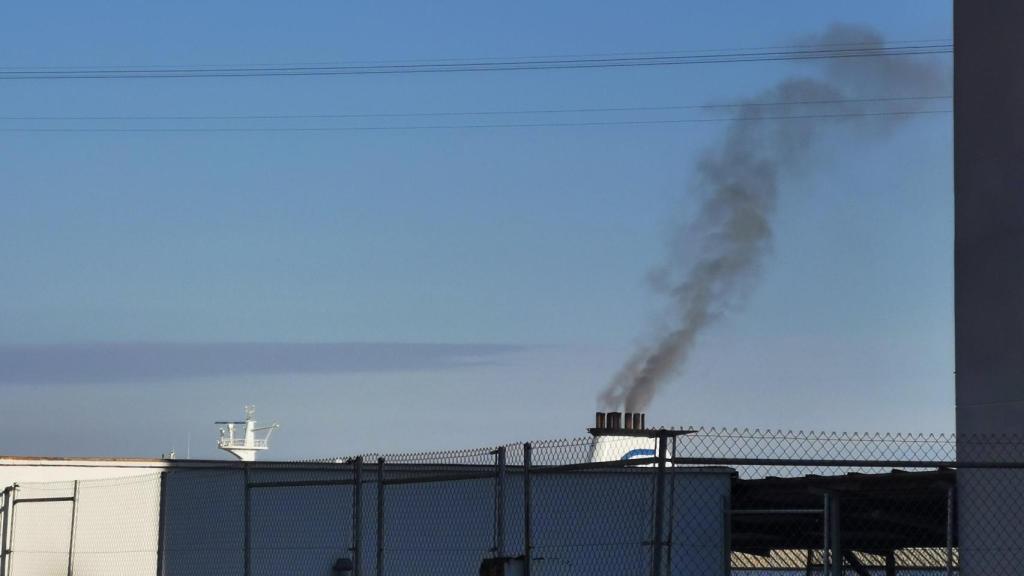 Humo de uno de los ferris del Port de Barcelona visto desde una vivienda del Poble-sec / CEDIDA