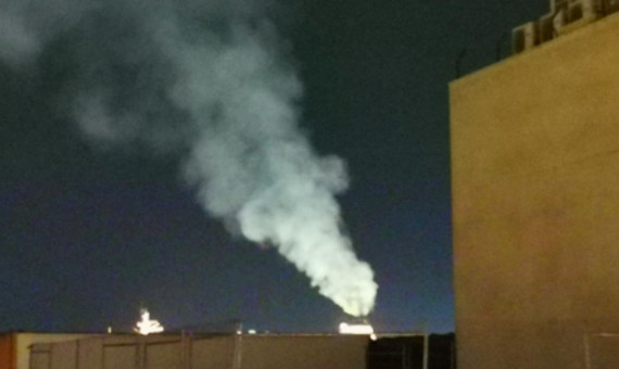 Humo de uno de los ferris del Port de Barcelona visto desde una vivienda del Poble-sec / CEDIDA