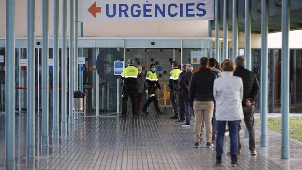 Agentes de seguridad controlan el acceso de urgencias en el Hospital del Mar de Barcelona / EFE