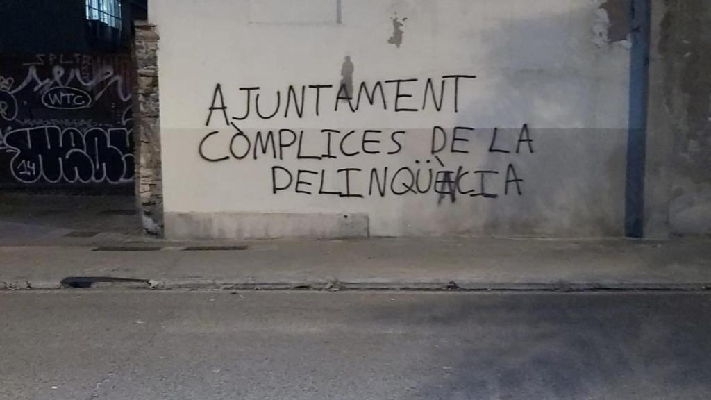 Pintadas en contra de la gestión de Ada Colau en el barrio de la Sagrera / @BCNHelpers