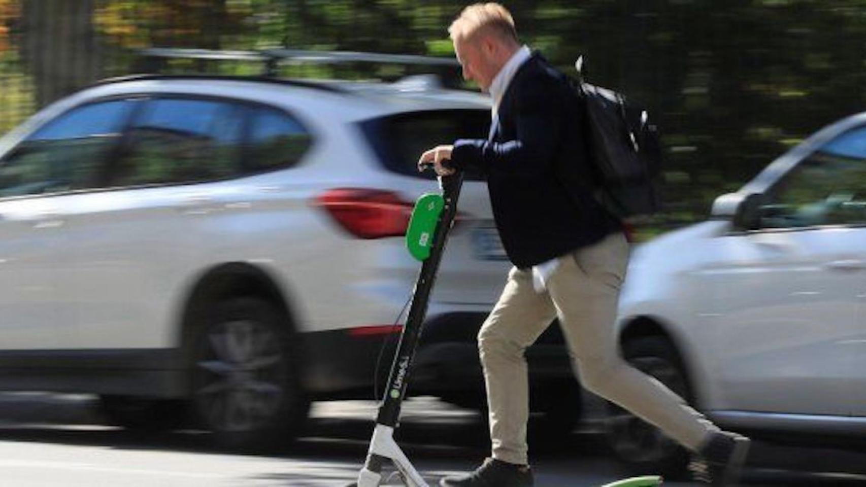 Imagen de un usuario de patinete eléctrico