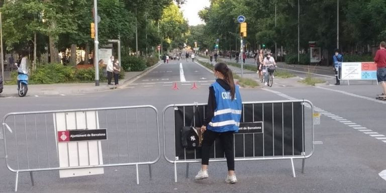 El contrato para la vigilancia de los cortes de las calles también fue de emergencia / JORDI SUBIRANA