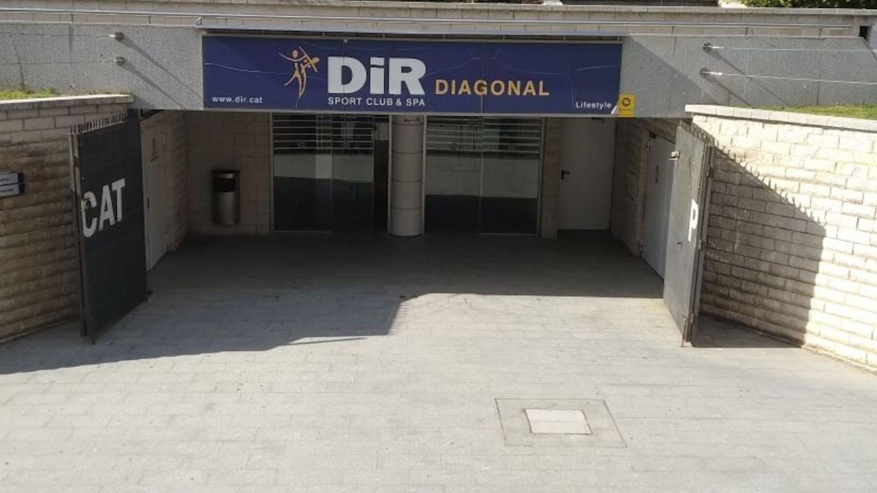 Acceso al gimnasio Dir Diagonal, una de las instalaciones del sector deportivo cerrada / JORDI SUBIRANA