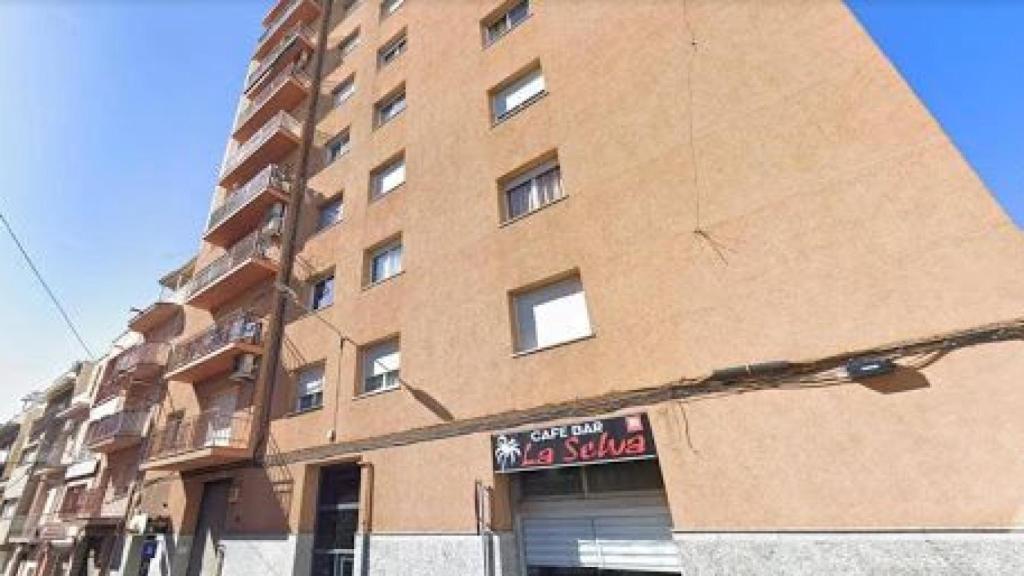 Bajos de un edificio en una calle de Sabadell