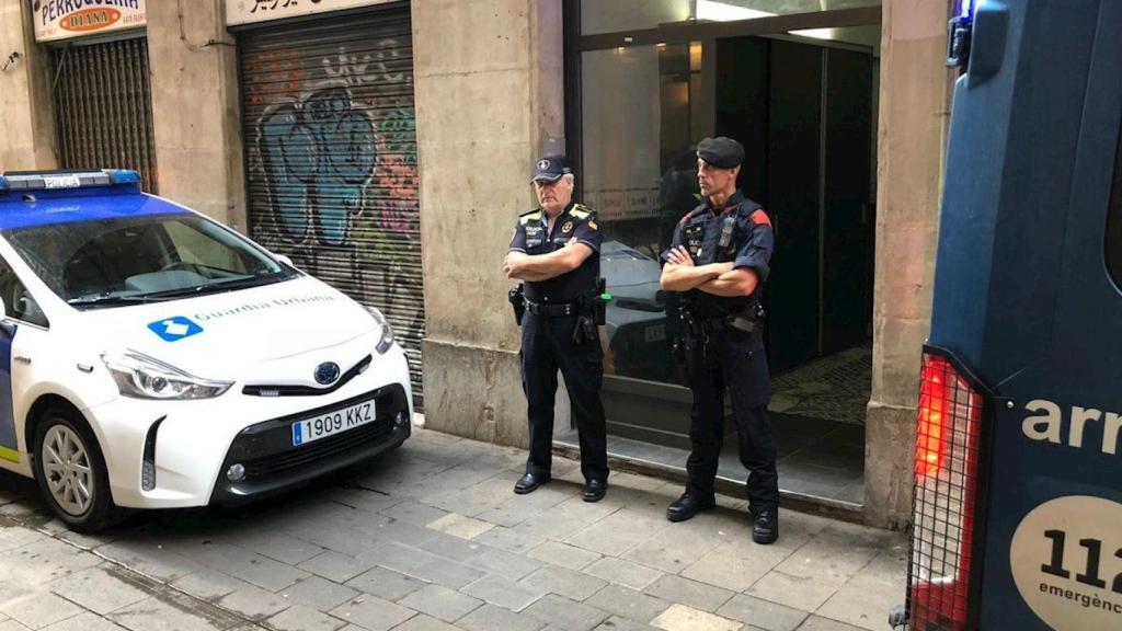 Dos agentes de la policía fuera de un narcopiso de Ciutat Vella / EUROPA PRESS