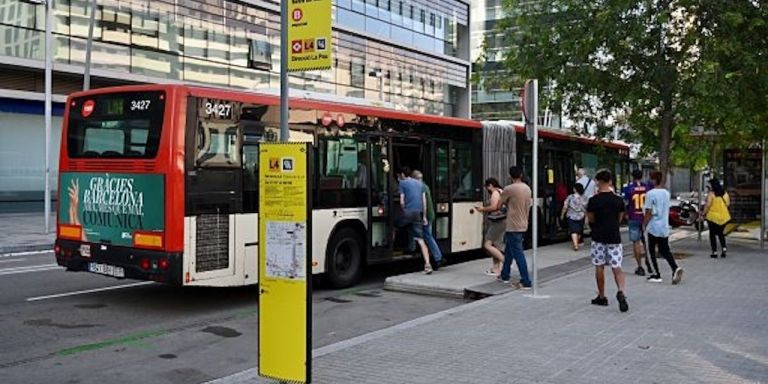 Viajeros en un bus que cubre el tramo cortado de la L4 / PEP HERRERO - TMB
