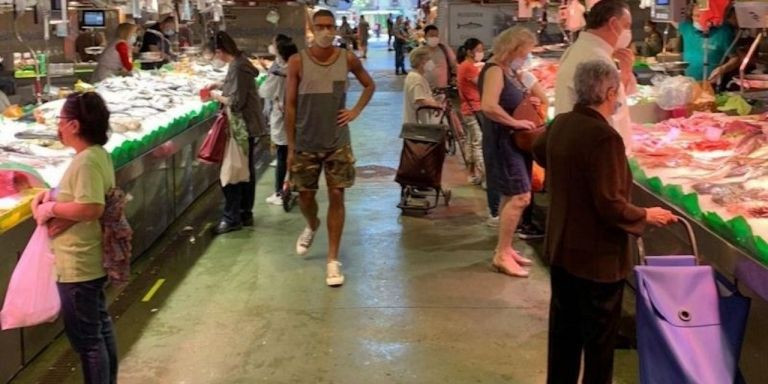 Clientes en el mercado de la Boqueria, a finales de mayo / LA BOQUERIA 