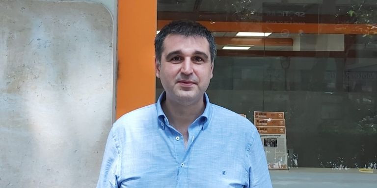 Roger Pallarols posa para Metrópoli Abierta ante la sede del Gremi de Restauracó / L. R.