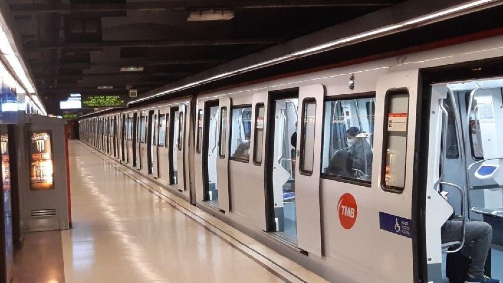 Convoyes de metro de TMB casi vacios durante la pandemia