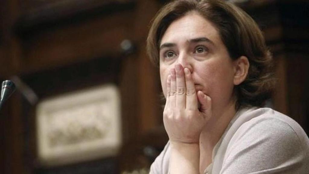 La alcaldesa Ada Colau durante una sesión plenaria en el Ayuntamiento de Barcelona / EFE