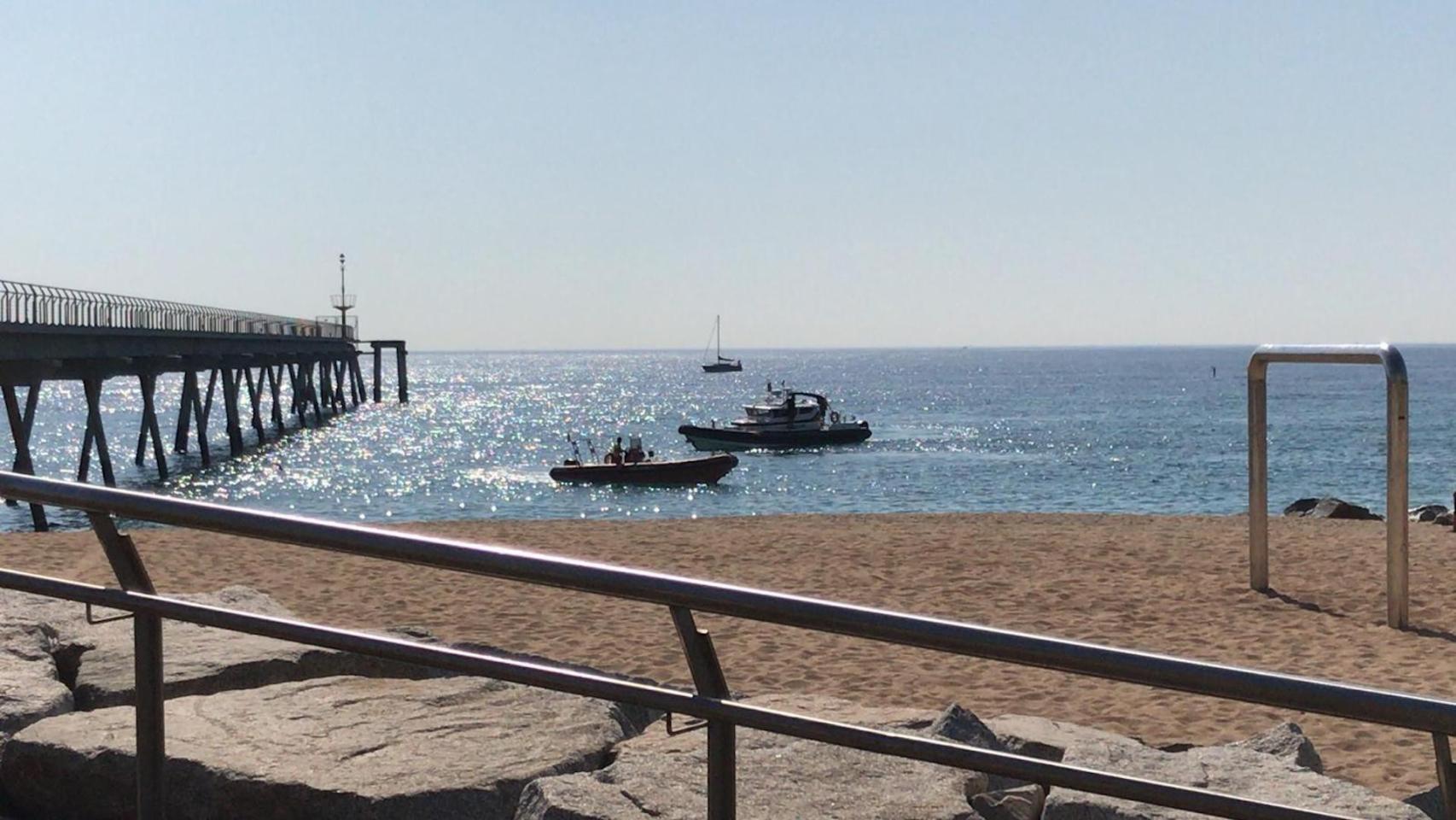 La Guardia Civil investiga un posible artefacto explosivo hallado en la playa de Badalona que ha resultado ser fragmentos de hormigón / Emergències Badalona