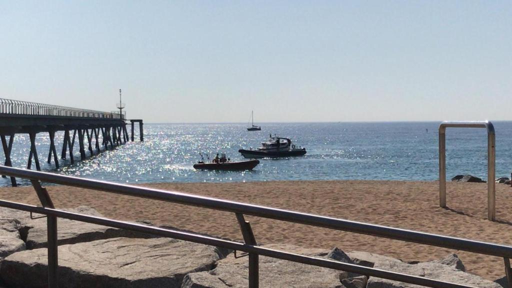 La Guardia Civil investiga un posible artefacto explosivo hallado en la playa de Badalona que ha resultado ser fragmentos de hormigón / Emergències Badalona
