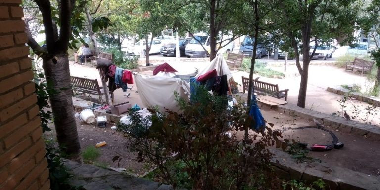 Un sintecho, acampado en Can Miralletes / JORDI SUBIRANA