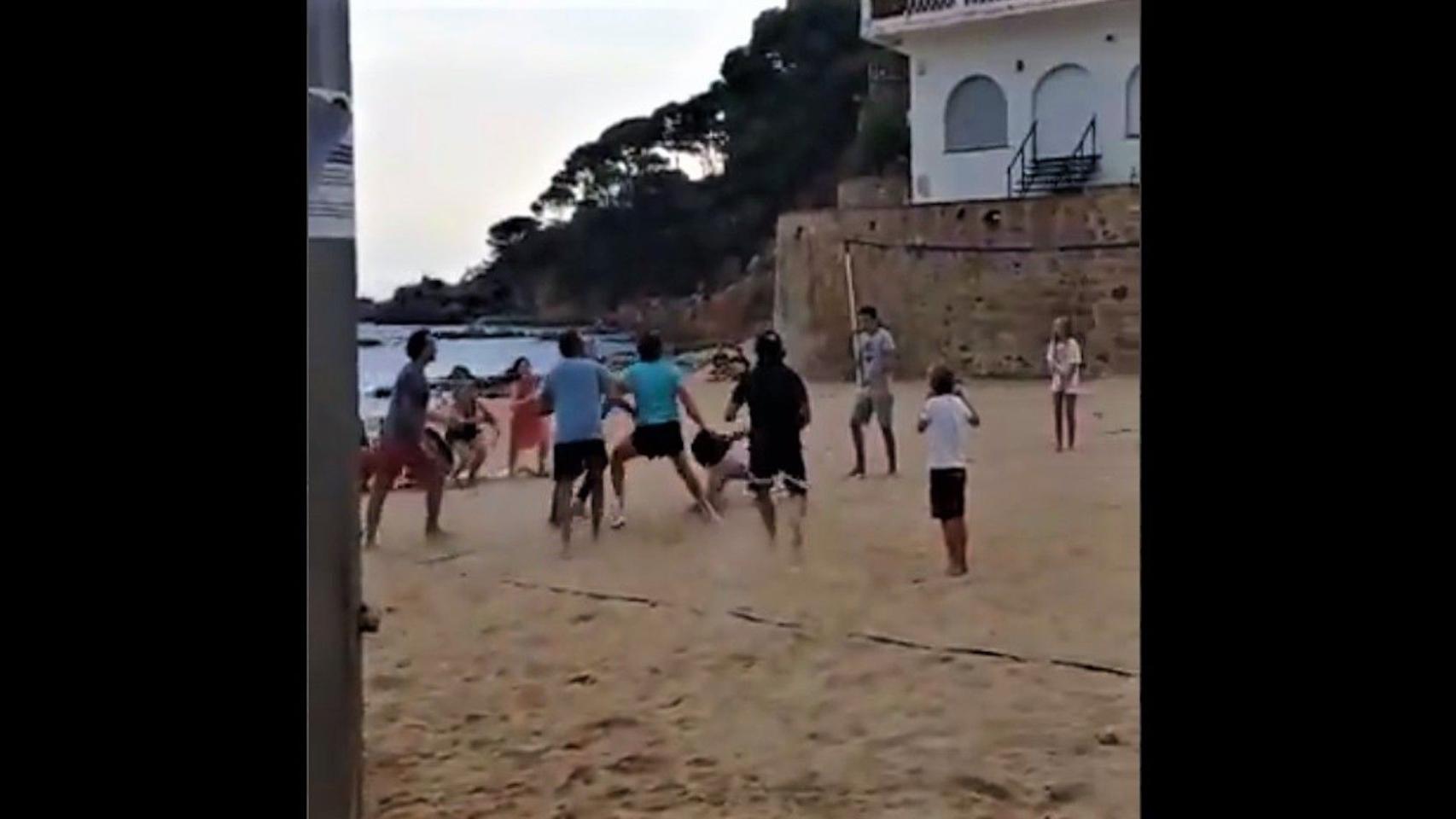 Momento en que el hijo de la propietaria propina un golpe con el casco de moto a un jugador de voley / Twitter