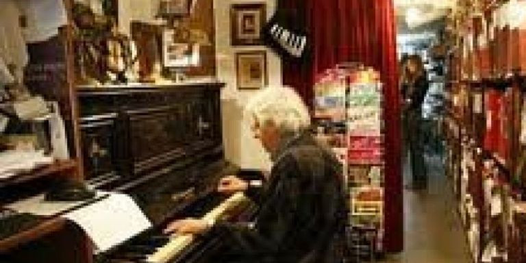 Jaume Doncos, padre, en el piano de Casa Beetoven / AMICS DE LA RAMBLA 