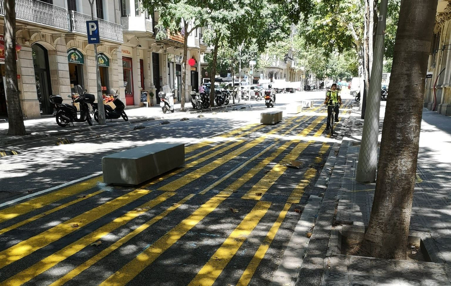 Bloques de hormigón en una calle del Eixample / ARCHIVO