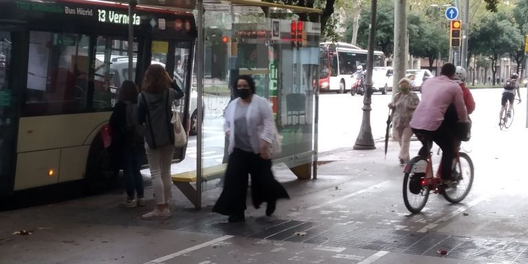 Peatones y ciclistas, en el cruce de la Diagonal donde hubo el atropello del Bicing / JORDI SUBIRANA