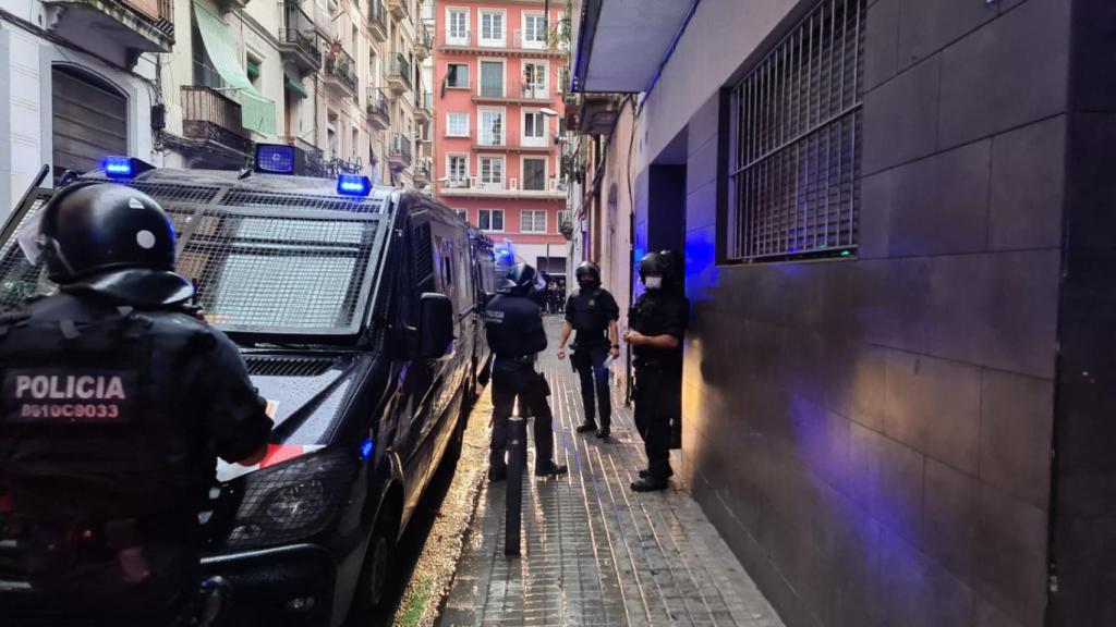 Un operativo de Mossos d'Esquadra en el barrio del Poble-Sec / MOSSOS D'ESQUADRA