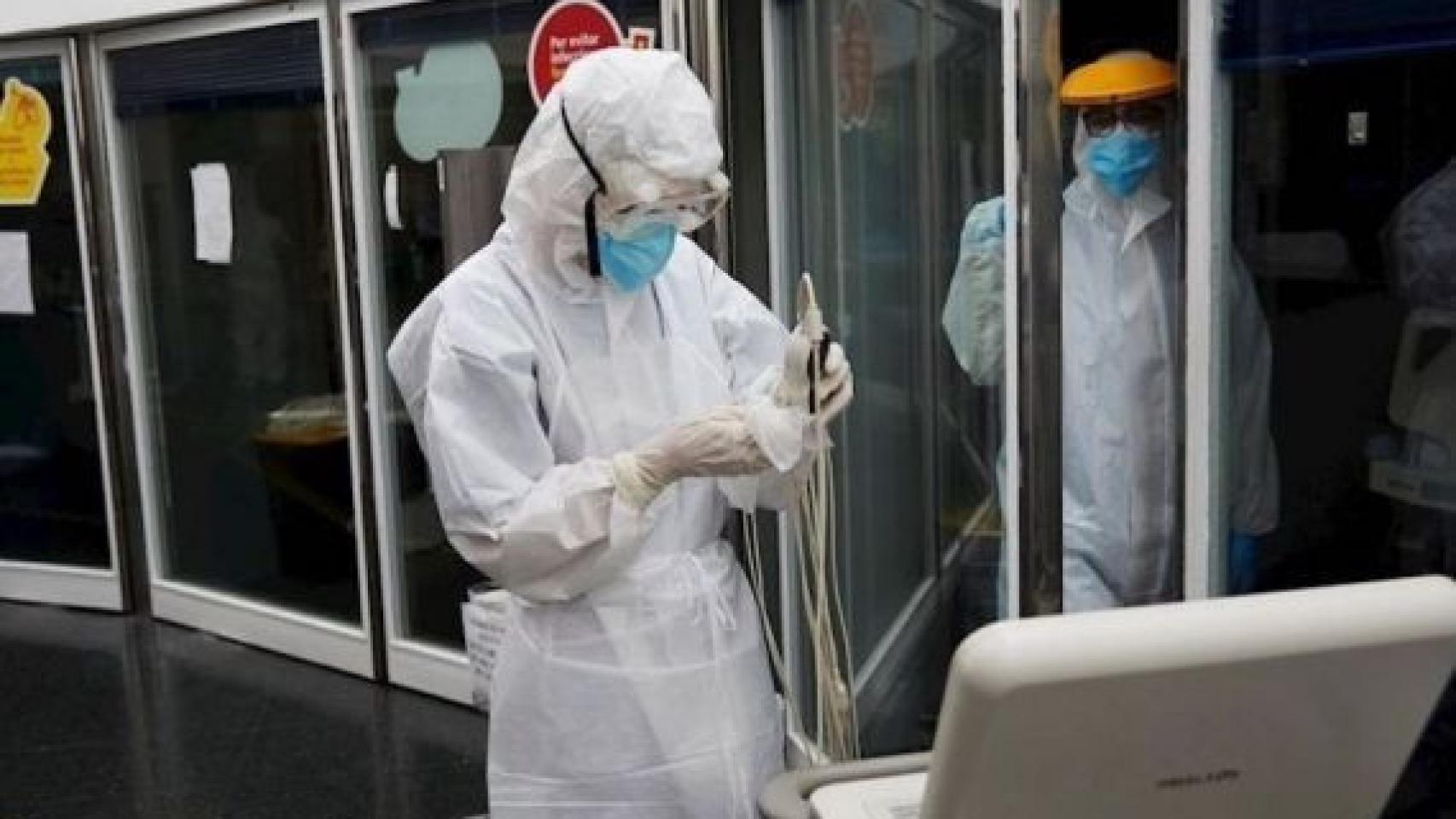 Sanitarios del Hospital del Mar con trajes EPIs contra el coronavirus / EFE