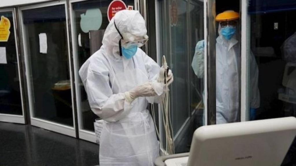 Sanitarios del Hospital del Mar con trajes EPIs contra el coronavirus / EFE