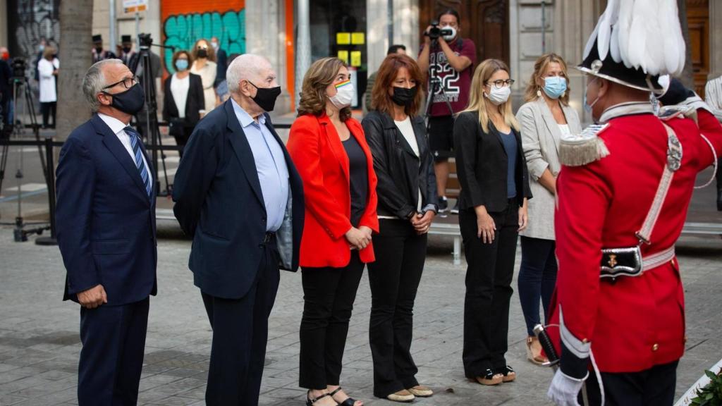 Josep Bou (PP), Ernest Maragall (ERC), la alcaldesa de Barcelona, Ada Colau, Laia Bonet (PSC), Elsa Artadi (JxCat) y Eva Parera (BCN pel Canvi) ante el monumento de Rafael Casanova