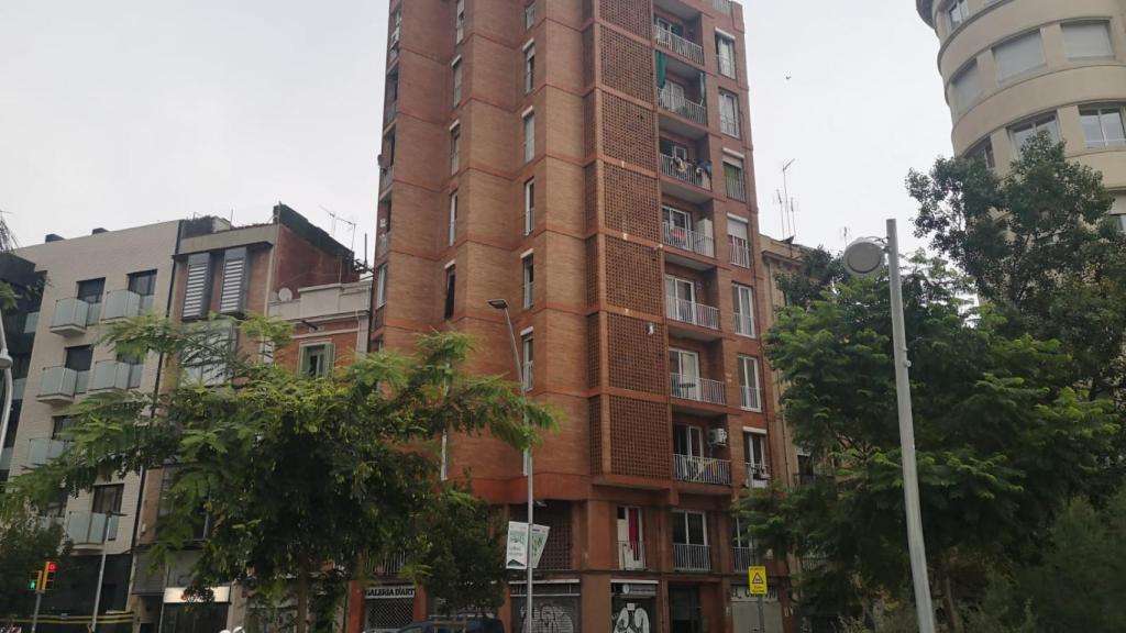 El edificio de viviendas de la avenida de la Meridiana, 94, que acumula decenas de okupaciones / M.A