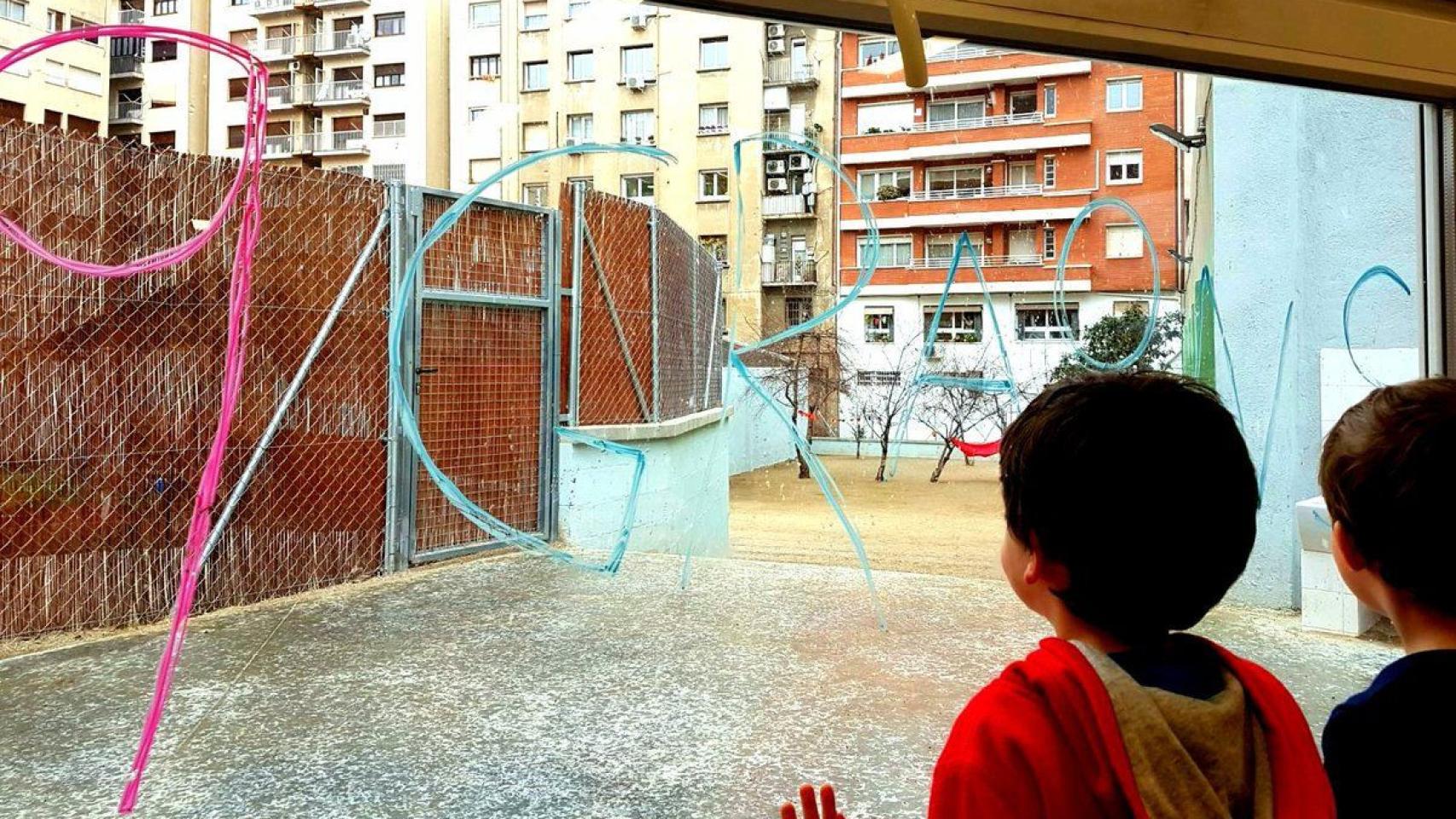 Dos estudiantes en la escuela 9 Graons del Eixample de Barxelona / 9 GRAONS