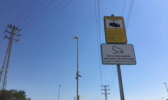 Cámara de vigilancia y lector de matrículas en la salida 13 de la Ronda de Dalt, en sentido Besòs / RP