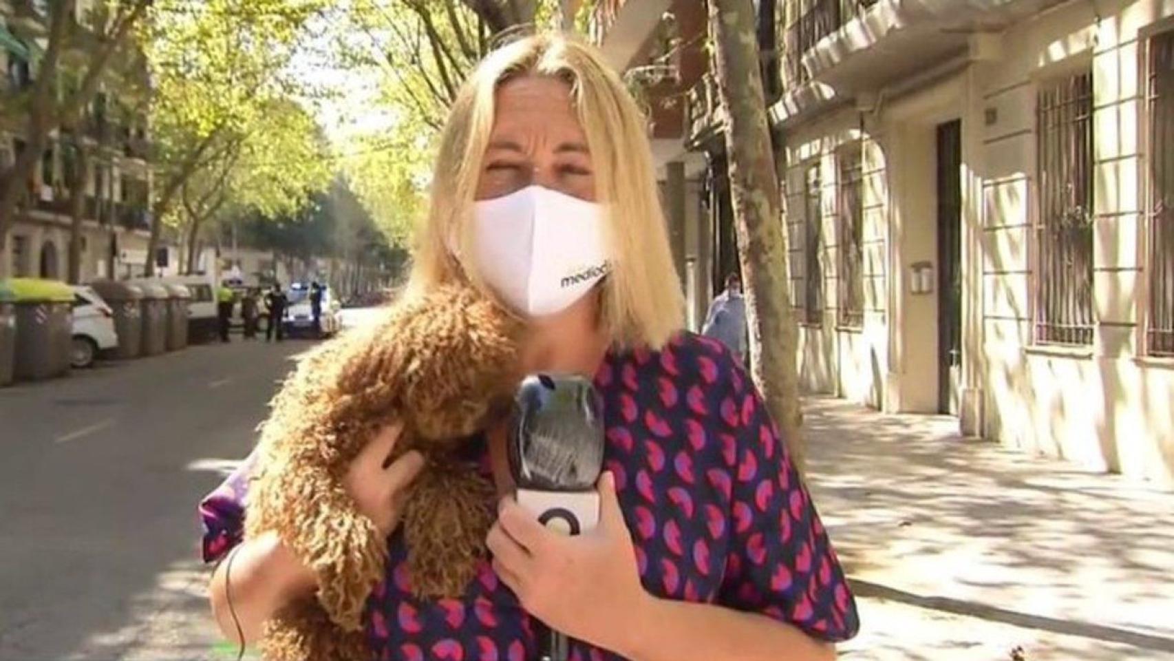 La periodista barcelonesa Mayka Navarro retransmitiendo un robo en directo / YA ES MEDIODÍA