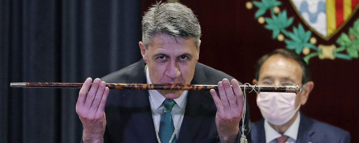Xavier García Albiol besa la vara de alcalde después de recuperar la alcaldía de Badalona / EFE