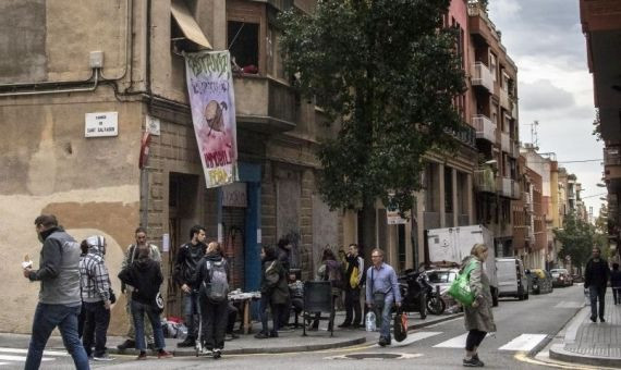 Casa okupa Ka la Kastanya en el barrio de Gràcia / HUGO FERNÁNDEZ