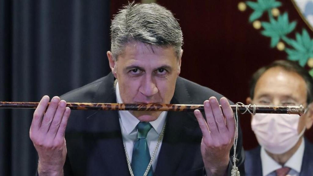 Xavier García Albiol besa la vara de alcalde después de recuperar la alcaldía de Badalona / EFE
