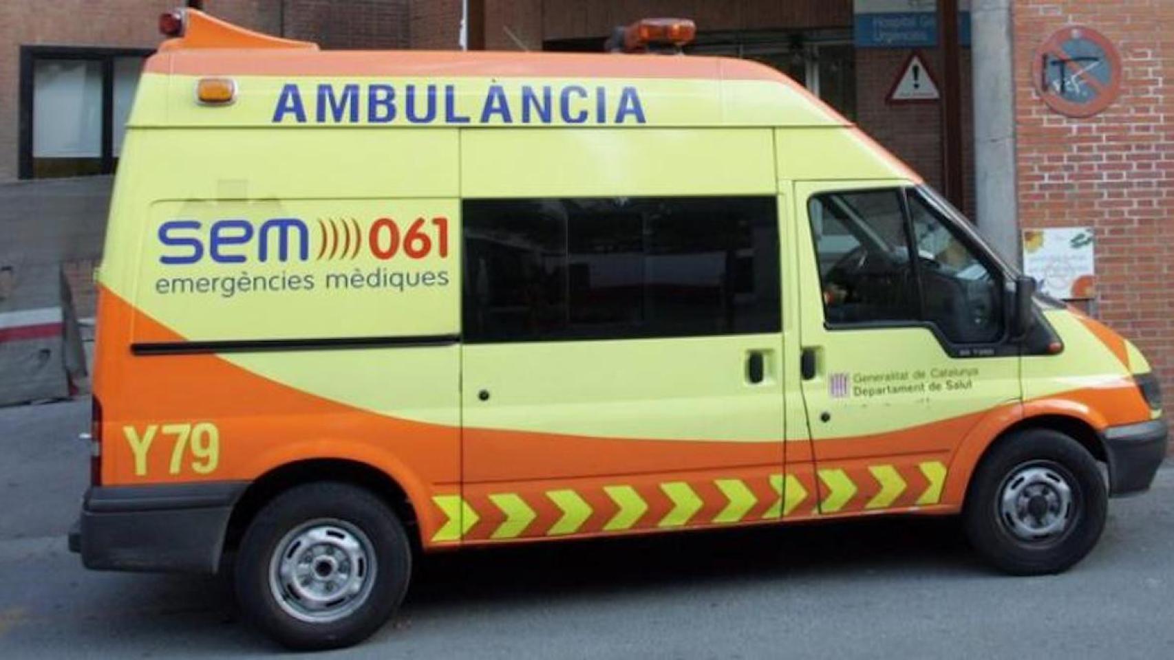Un equipo de emergencias del SEM auxilió a la víctima, pero ha acabado falleciendo / ARCHIVO