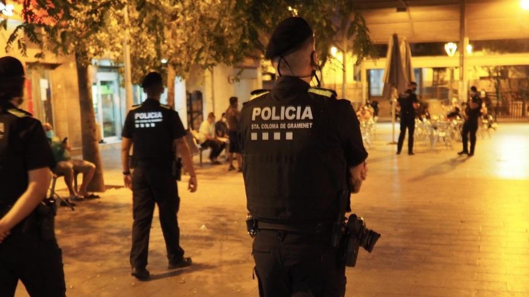 Varios agentes de la USIR patrullando por el barrio de Fondo de Santa Coloma / ANNA ROCASALVA SOLER