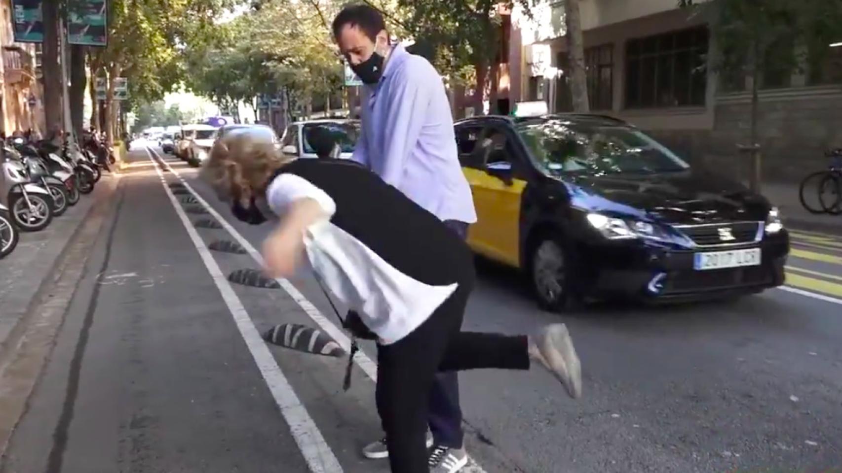 Captura de pantalla del vídeo del hostión de Rahola por culpa de los bolardos