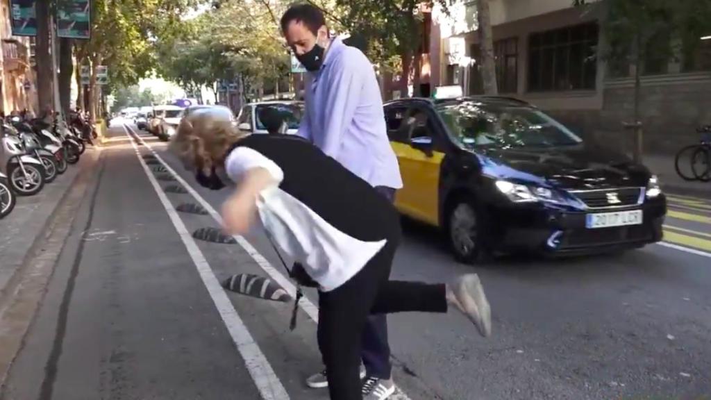 Captura de pantalla del vídeo del hostión de Rahola por culpa de los bolardos