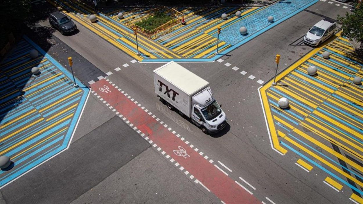 Una furgoneta circula por Consell de Cent a la altura de Rocafort / AJUNTAMENT DE BARCELONA