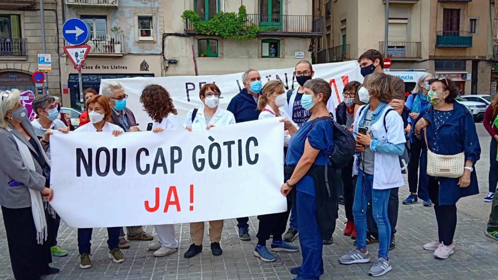 Vecinos del Gòtic protestan contra Colau y Collboni en las puertas de la sede de Correos / TWITTER