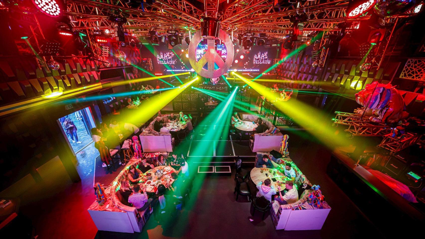 Interior de una discoteca con varias mesas en el centro / EFE