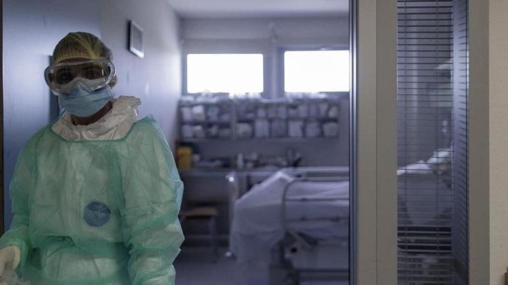 Un sanitario en la puerta de una habitación de la UCI en Barcelona / EUROPA PRESS
