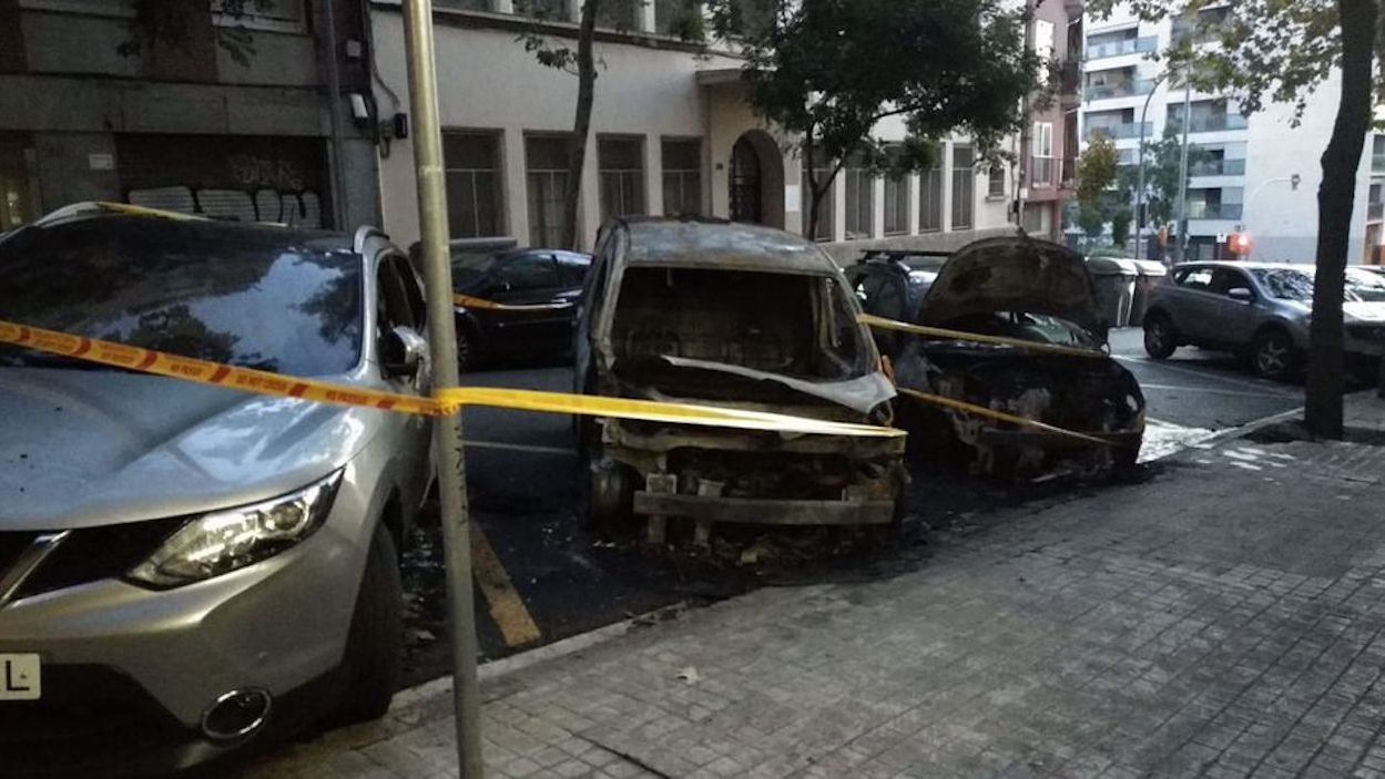 Queman tres coches y una moto en L'Hospitalet