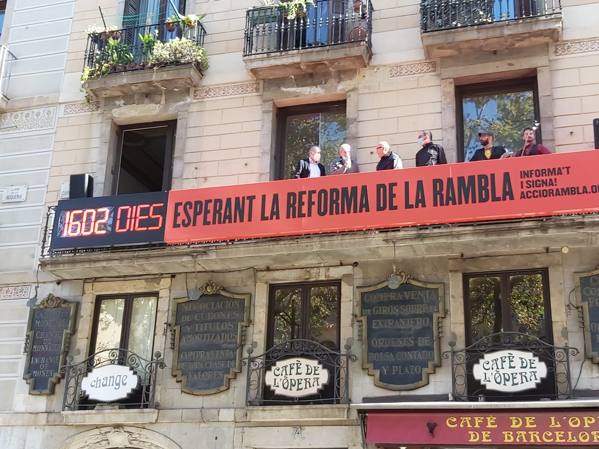 Marcador con los días de retraso que acumulaba la reforma de la Boqueria, el pasado 15 de octubre / LLUÍS REGÀS