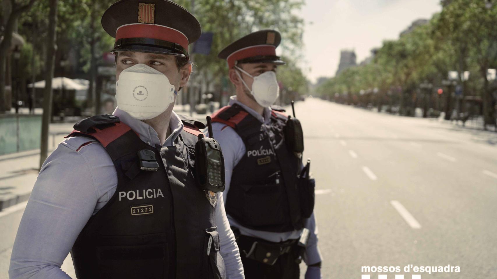 Dos agentes de los Mossos d'Esquadra en el paseo de Gràcia de Barcelona / MOSSOS