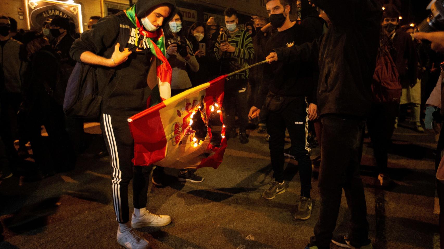 Varias personas queman banderas españolas durante la protesta este miércoles en Barcelona / EFE - Enric Fontcuberta